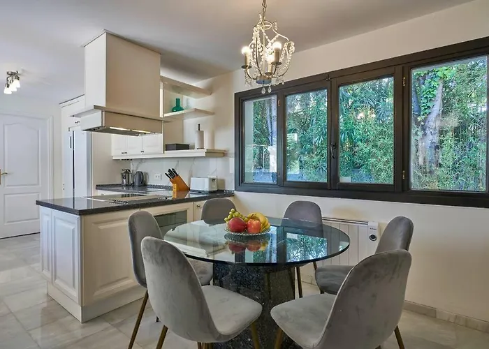 Dos Palomas On The Golden Mile In