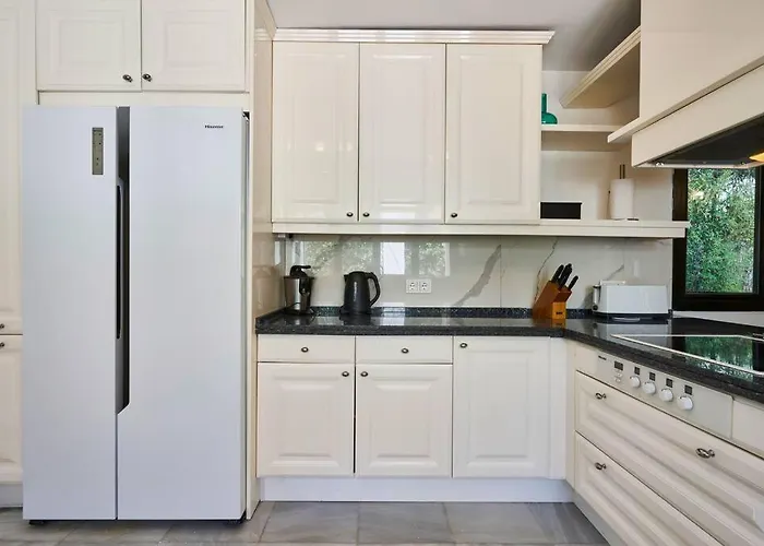 Dos Palomas On The Golden Mile In Villa