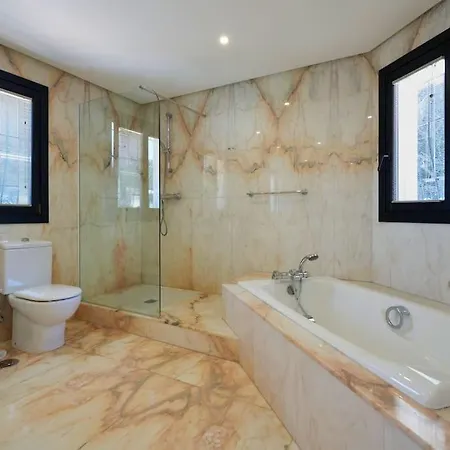 Dos Palomas On The Golden Mile In מארבלה